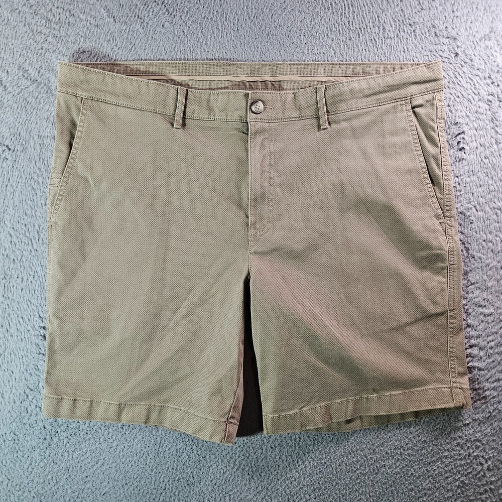 NWOT Roundtree & Yorke Casuals Shorts Men 42 x 9 Stretch Cell Phone Pocket Khaki